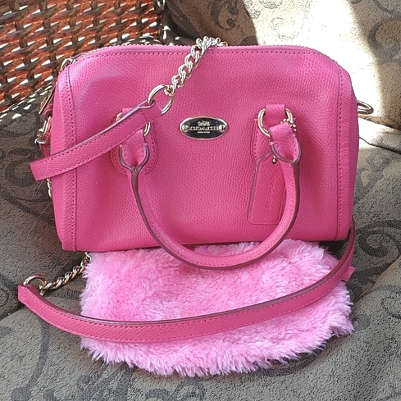 Coach Handbags - EUC 💕 Beautiful Pink Leather Mini Bennett Crossbody Handbag